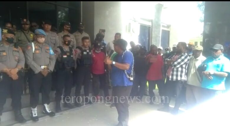 Tim Deklarator dan Tim Presidium pemekaran Provinsi Papua Barat Daya melakukan aksi unjuk rasa di depan kantor Gubernur Papua Barat Daya. (Foto:CR-1/TN)